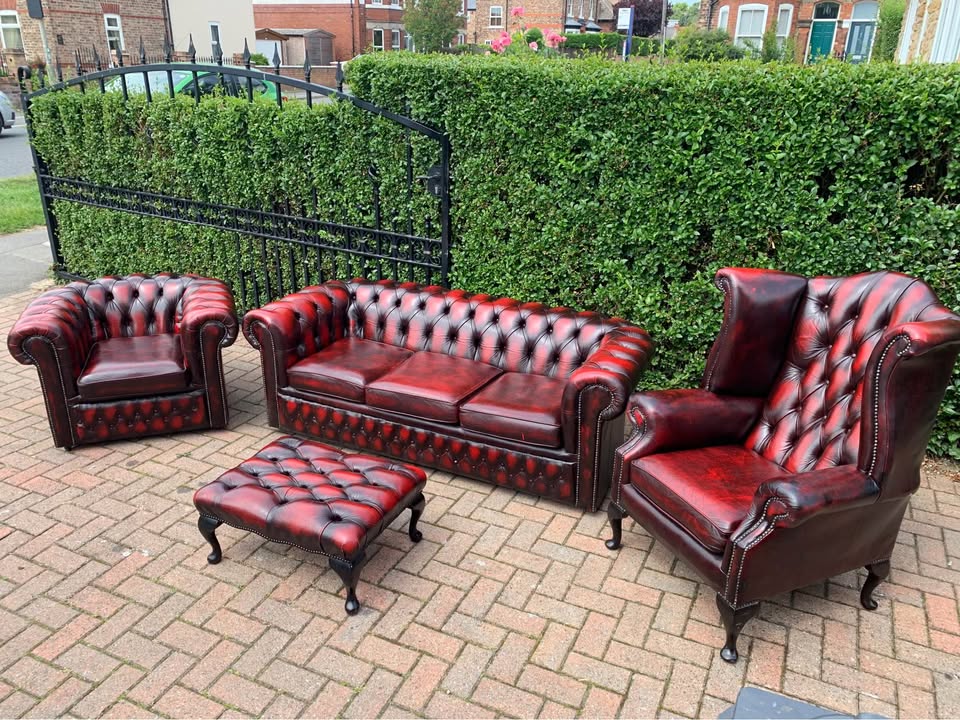 AS NEW OXBLOOD CHESTERFIELD SUITE SEE ADD DETAILS ATTACHED FULL UK DELIVERY 🚚 AVAILABLE