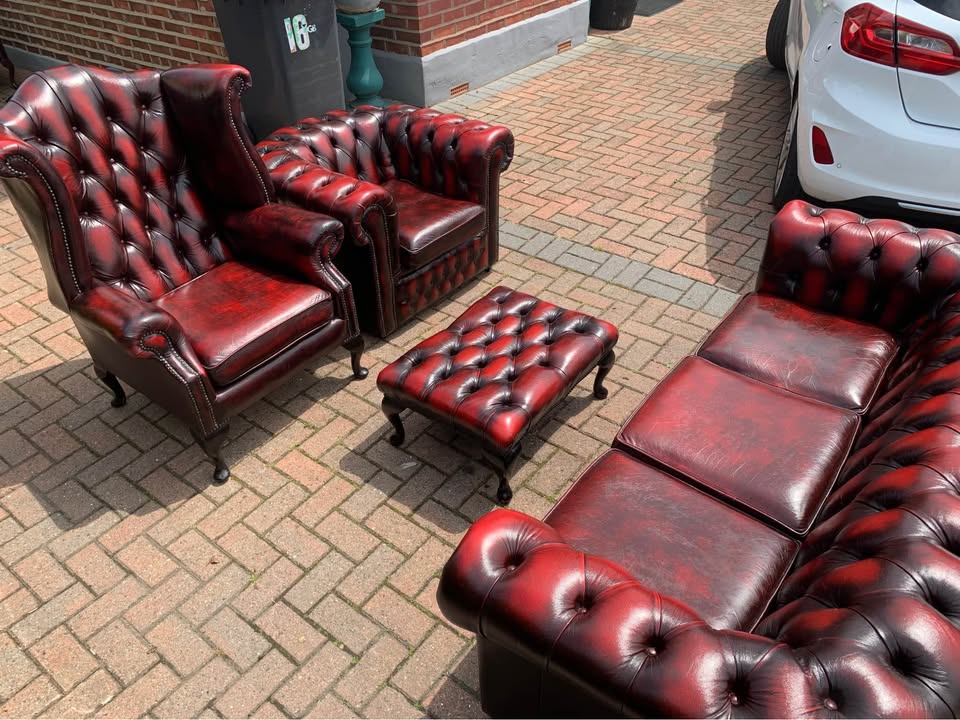 AS NEW OXBLOOD CHESTERFIELD SUITE SEE ADD DETAILS ATTACHED FULL UK DELIVERY 🚚 AVAILABLE