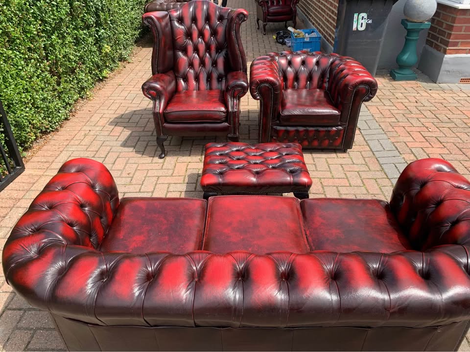 AS NEW OXBLOOD CHESTERFIELD SUITE SEE ADD DETAILS ATTACHED FULL UK DELIVERY 🚚 AVAILABLE
