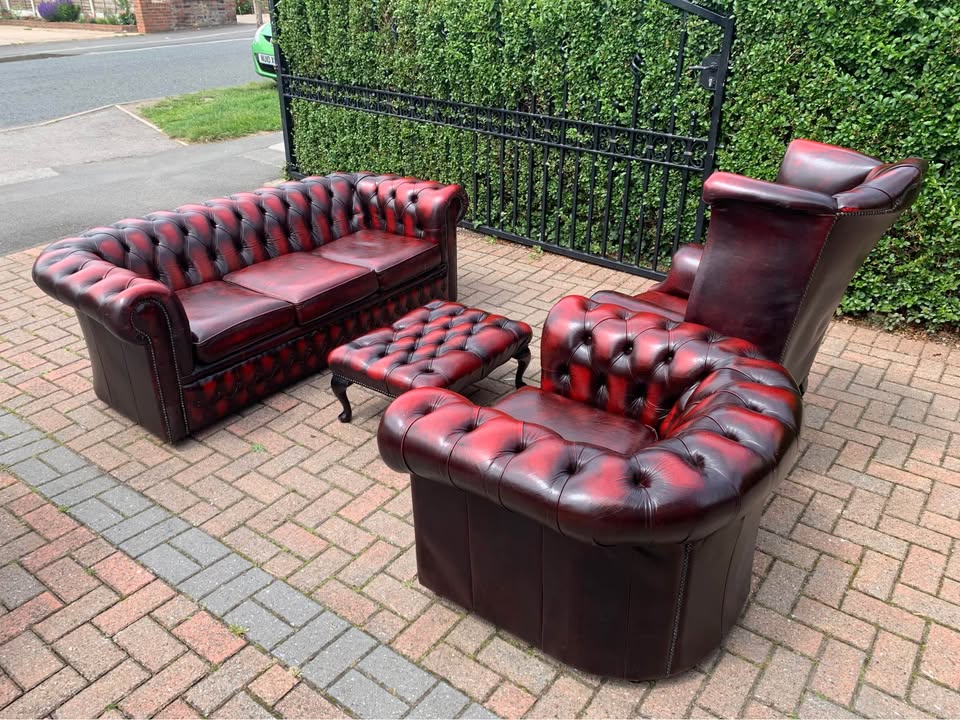 AS NEW OXBLOOD CHESTERFIELD SUITE SEE ADD DETAILS ATTACHED FULL UK DELIVERY 🚚 AVAILABLE
