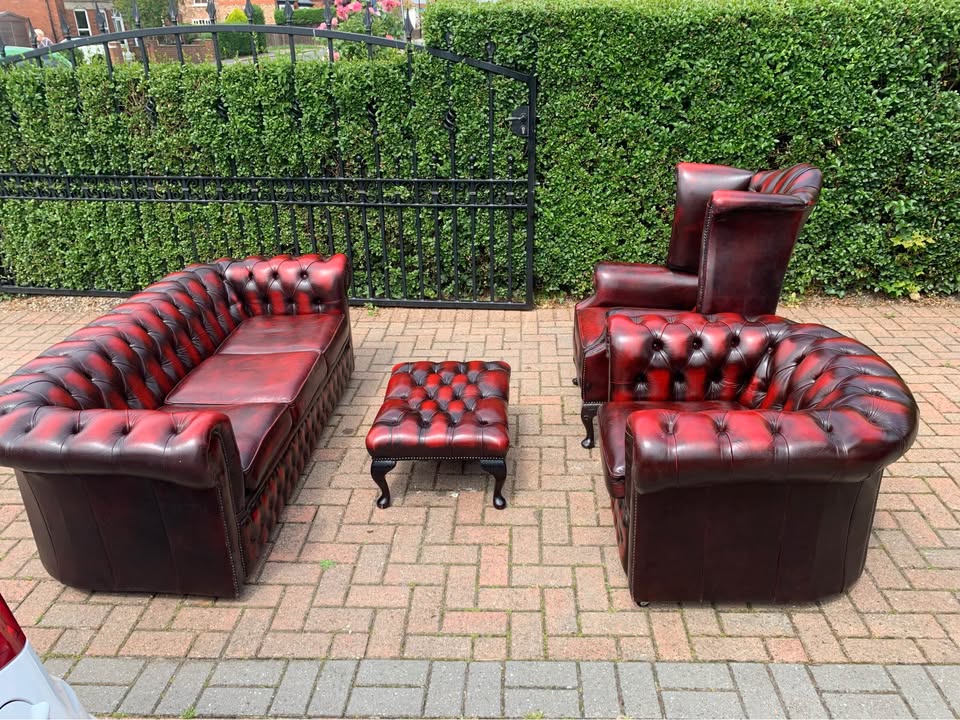 AS NEW OXBLOOD CHESTERFIELD SUITE SEE ADD DETAILS ATTACHED FULL UK DELIVERY 🚚 AVAILABLE